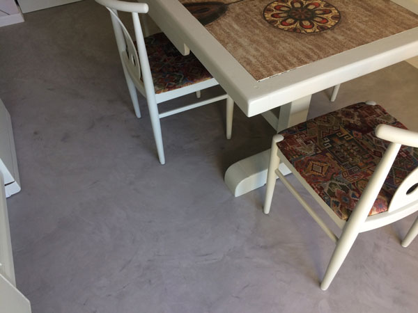 Une peintre en cuisine à Toulouse 3 béton ciré toulouse paintworks