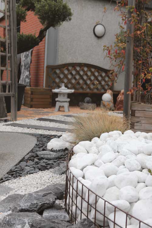 Déco minérale au jardin 6 galets blancs ardoise lanterne japonaise pezzutto sable et gravier fonsorbes