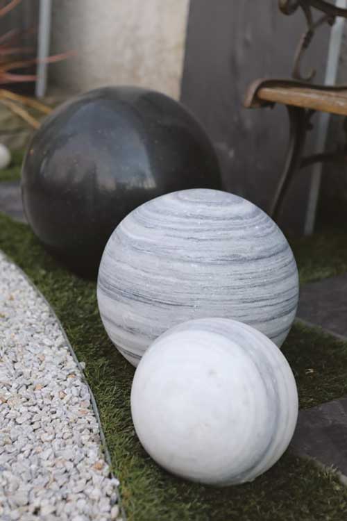 Déco minérale au jardin 15 boule marbre blanc granit noir pezzutto sable et gravier fonsorbes