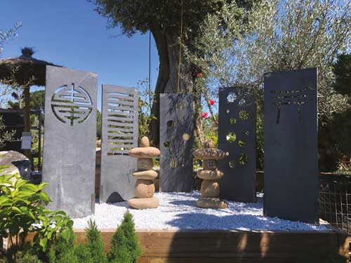 Déco minérale au jardin 4 totems en ardoise lanternes jardi creation pins justaret