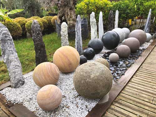 Déco minérale au jardin 8 boules en pierre gravier blanc ardoise monolithes jardi creation pins justaret