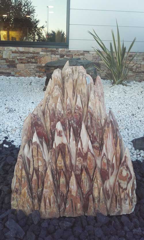 Déco minérale au jardin 13 monolithe cappadoce granier diffusion pins justaret