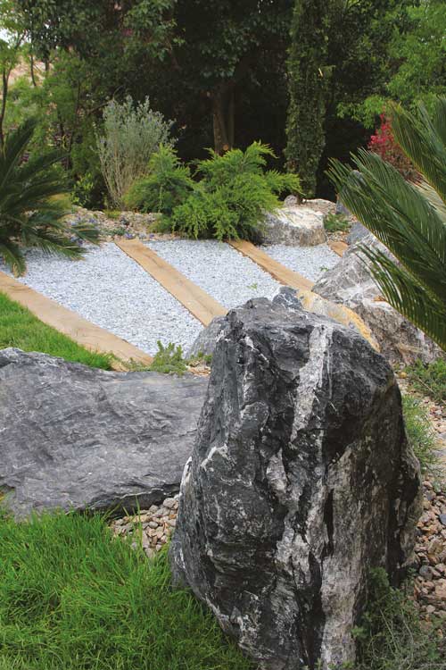 Déco minérale au jardin 1 pierre decorative lames en ardoise granier diffusion pins justaret