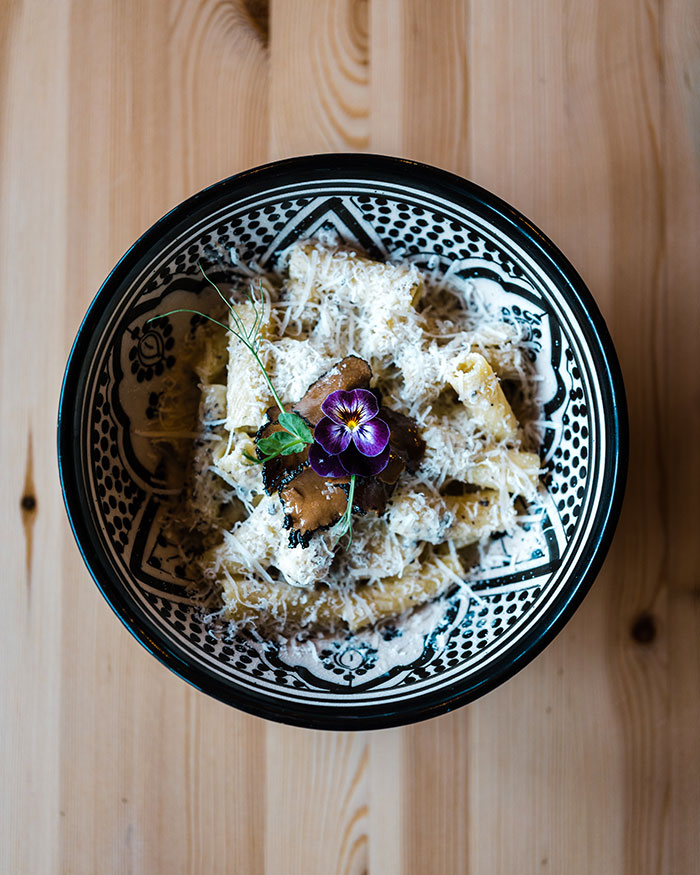 Le lieu incontournable des Pyrénées 3 restaurant chic boheme bobby a saint-lary pyrenees occitanie