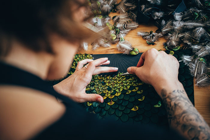 Valérie Tanfin, plumassière 2 valerie tanfin plumassiere le plumarium leguevin