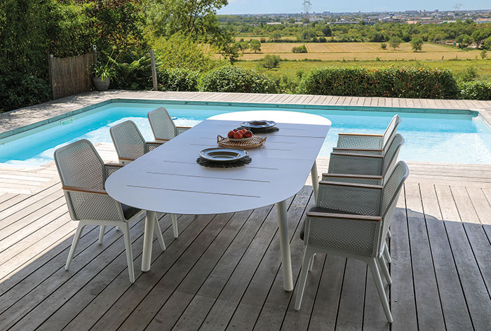Tables d'extérieur en aluminium 2 table a manger outdoor selection ma maison magazine