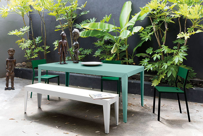 Dehors au soleil 10 table assise chaise lounge luminaire canape exterieur jardin