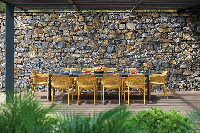 Dehors au soleil 19 table assise chaise lounge luminaire canape exterieur jardin