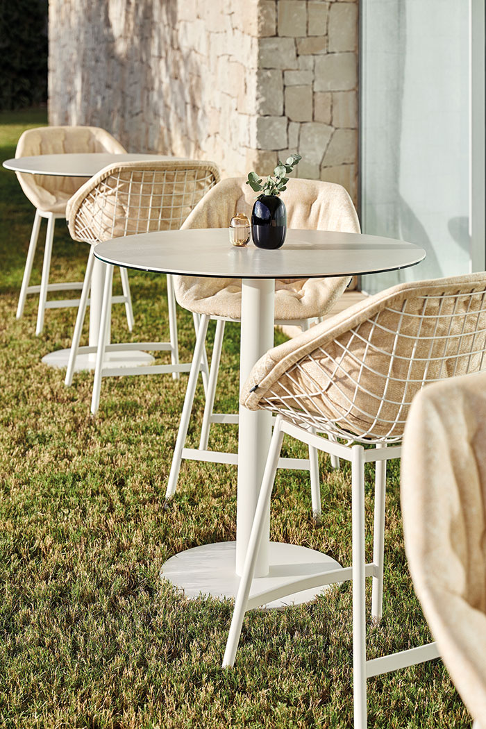 Dehors au soleil 5 table assise chaise lounge luminaire canape exterieur jardin