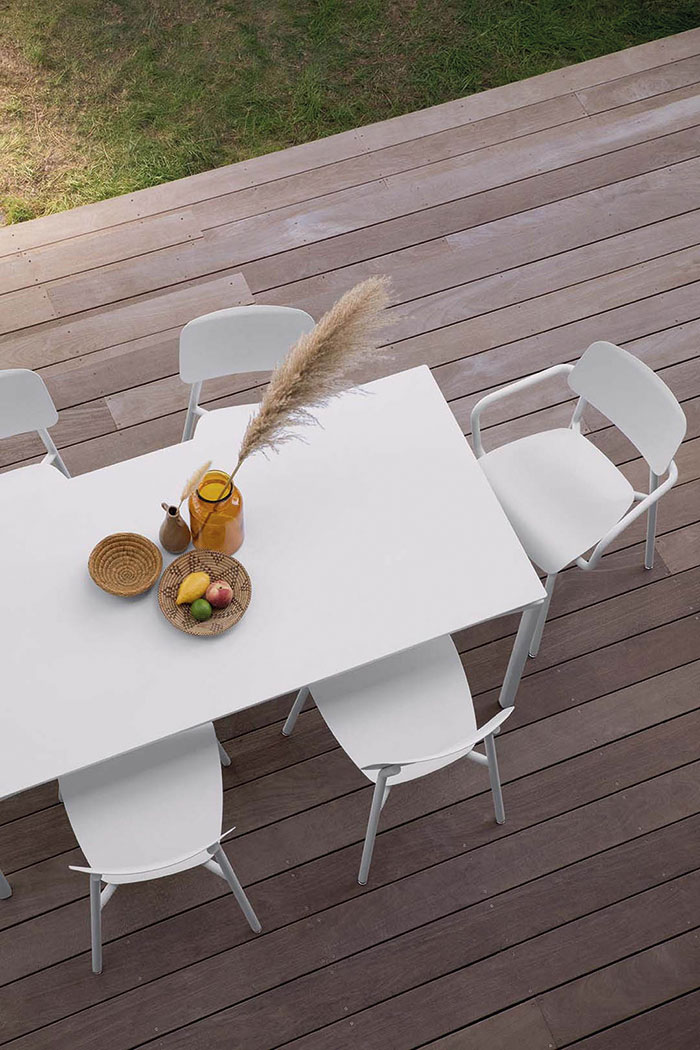 Dehors au soleil 12 table assise chaise lounge luminaire canape exterieur jardin