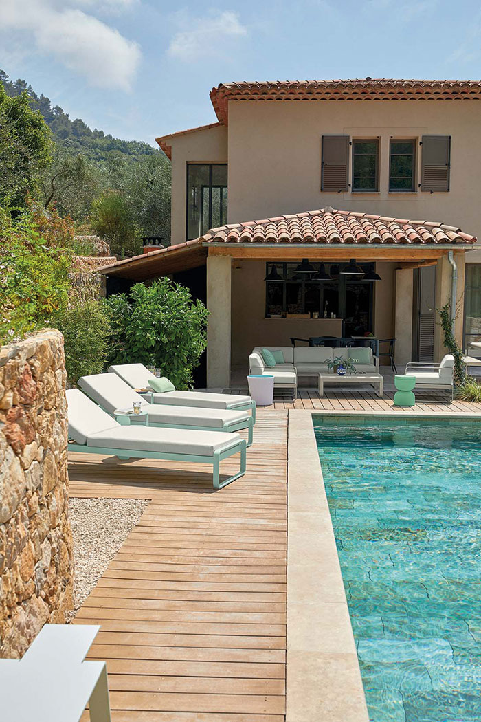 Dehors au soleil 17 table assise chaise lounge luminaire canape exterieur jardin