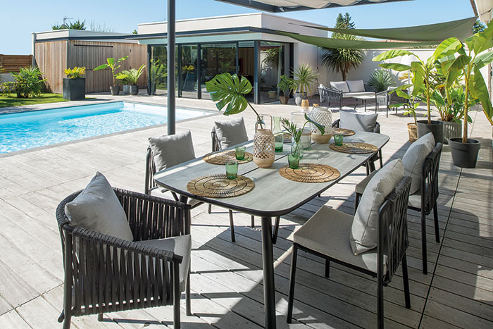 Dehors au soleil 4 table assise chaise lounge luminaire canape exterieur jardin